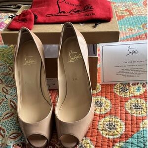 Christian Louboutin Very Prive’ Patent Leather Nude 100 Peep Toe Pump 38 NIB